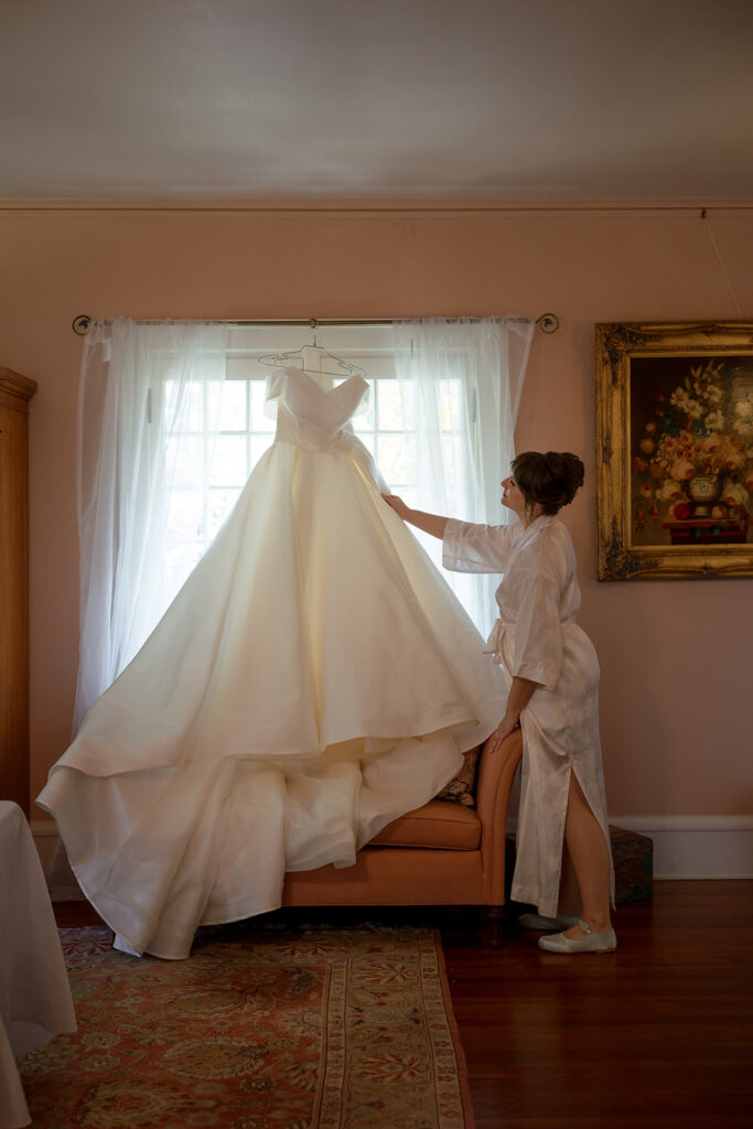 bride getting ready at the Sydonie Mansion